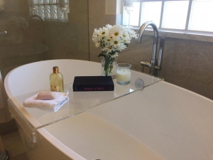 Özelleştirilmiş akrilik küvet tepsisi lucite plastik banyo şarap cam tutucu tepsi 