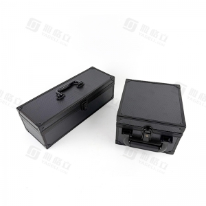 Kilitli, gidon tipi alüminyum üstten açılan sert saklama kutusu. 